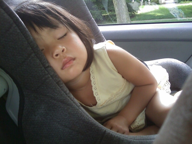 bebe doarme in masina